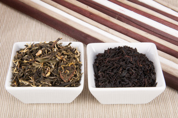 Cuencos de té y palos de madera.