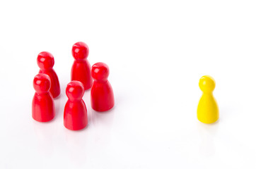 Spielfiguren bilden Kreis