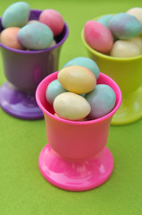 petits œufs colorés dans coquetiers