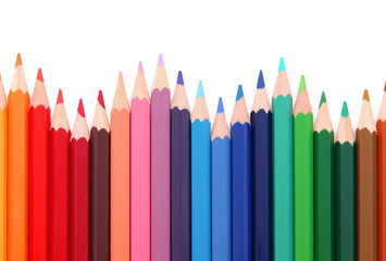 Buntestifte in Wellenform gereiht