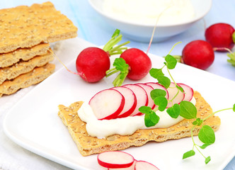 Knäckebrot mit Quark und Radieschen