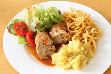 Gefülltes Kalbsschnitzel mit Spätzle, Kartoffelsalat & gr Salat