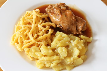 Gefülltes Kalbsschnitzel mit Spätzle & Kartoffelsalat