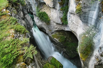 Tuinposter Maligne Falls through the narrow Maligne Canyon © estivillml