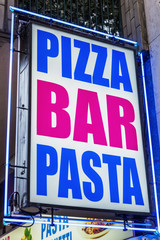 Obraz premium Neonzeichen einer italienischen Bar