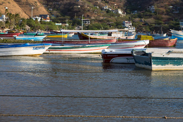 Obraz premium Fishing boats anchored in Taganga bay