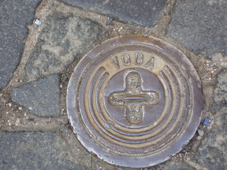 Люк с надписью