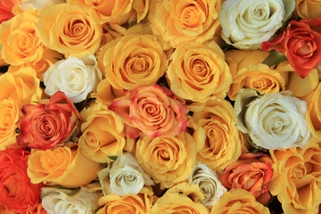 Obraz na płótnie Canvas yellow and white rose wedding arrangement