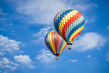 Schöne Heißluftballons vor tiefblauem Himmel