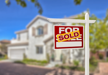 Obraz premium Sold Home For Sale Sign in Front of New House