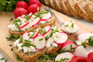 Bread with cottage cheese with radish and chives