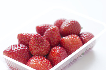 イチゴ　パックに入ったイチゴ