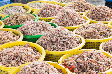 Fototapeta premium stack of fresh shrimp in basket sold in fish dock market