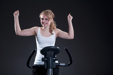 Sportliche Frau mit Heimtrainer jubelt Porträt