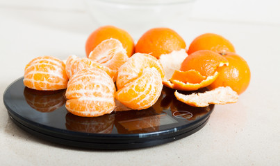  mandarins .on  scales