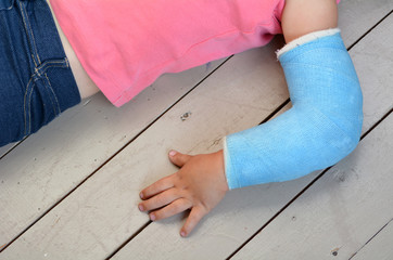 Child with arm cast