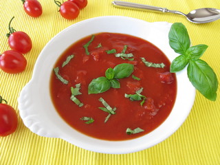 Tomatensuppe mit Basilikum