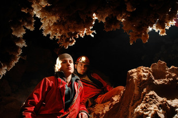 Obraz premium Spelunkers admiring stalactites in a cave