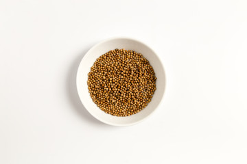 Koriander in einer Schale als Freisteller