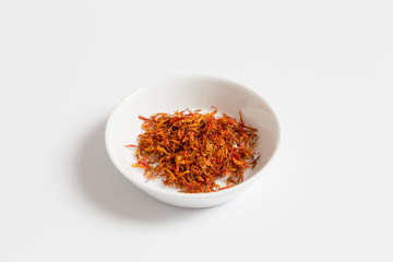 Safran in einer Schale als Freisteller