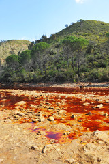 Aguas contaminadas del Río Tinto, Riotinto, Huelva, España