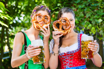 Biergarten - Freunde trinken Bier in Bayern