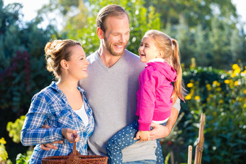 Familie bei der Gartenarbeit 