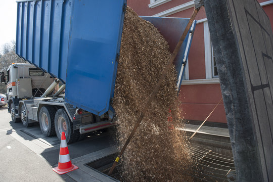 Anlieferung f&uuml;r Holzschnitzelheizung, Stans, Schweiz