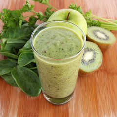 Green smoothie with kiwi and spinach