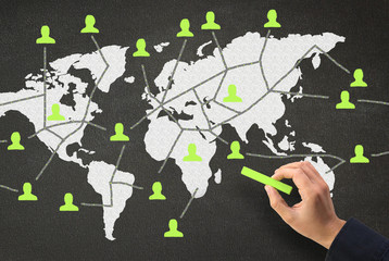 Globale Vernetzung auf Tafel präsentiert