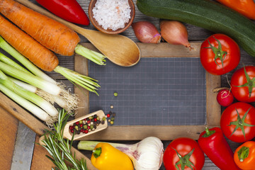 Schiefertafel zum beschreiben zwischen Zutaten