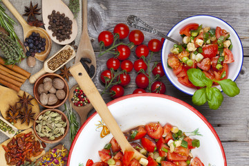 Salat aus frischen Tomaten mit Basilikum
