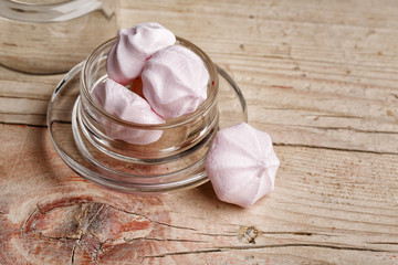 Baiser oder Meringe in Glas auf Tisch