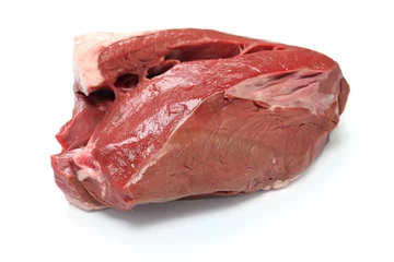 Photo sur Plexiglas Viande raw beef heart meat isolated on white background