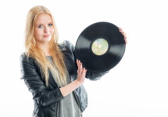 Blondes Mädchen zeigt eine Schallplatte