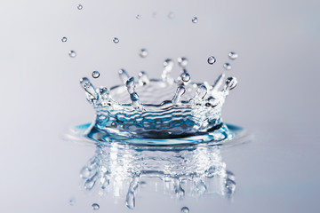 Goccia d’acqua che cade  formando una corona cristallina - obrazy, fototapety, plakaty