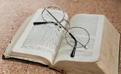 livre ouvert et lunettes ronde