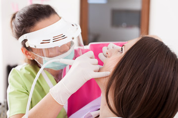 Obraz na płótnie Canvas Woman dentist working with the driller