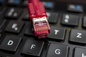 Laptop-Tastatur und Netzwerkkabel
