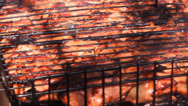 шашлык мясо жарится на углях