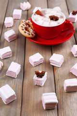 Fototapeta na wymiar Kubek gorącej czekolady z marshmallows