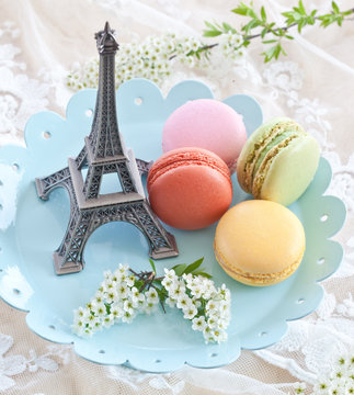 Bunte Macaraons auf blauem Teller