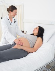 Obraz premium Female doctor talking with pregnant woman
