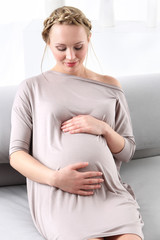 Ciężarna kobieta tuli ciążowy brzuszek - obrazy, fototapety, plakaty