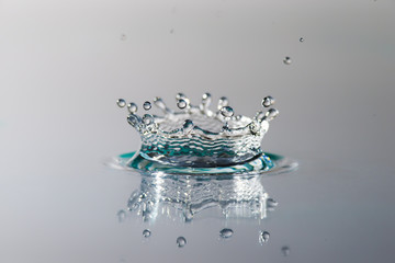 Goccia d’acqua che cade  formando una corona cristallina