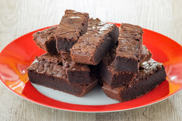Quadrotti di  brownies al cioccolato su un piatto di ceramica