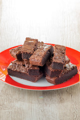 Quadrotti di  brownies al cioccolato su un piatto di ceramica
