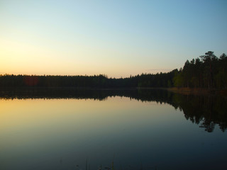 Fototapeta na wymiar sunset on the lake in Karelia