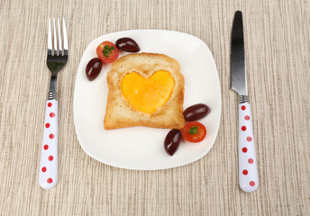 Scrambled eggs with bread on plate, on color napkin