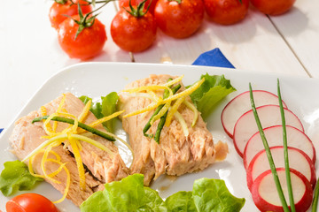 Antipasto con tonno e verdure, fuoco selettivo